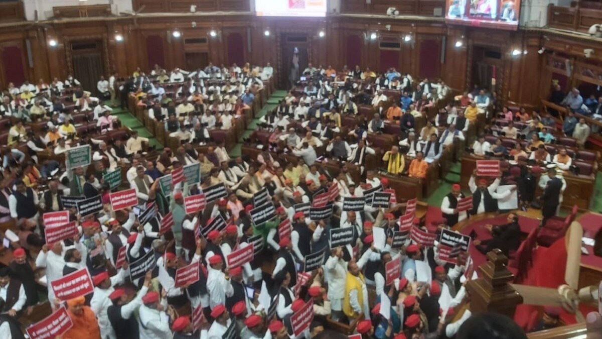 UP Budget 2023 विधानसभा में भारी हंगामा, पोस्टर लेकर सपा विधायकों ने