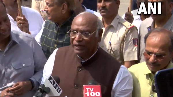 अडानी ग्रुप के घोटाले को दबा रही सरकार: खड़गे