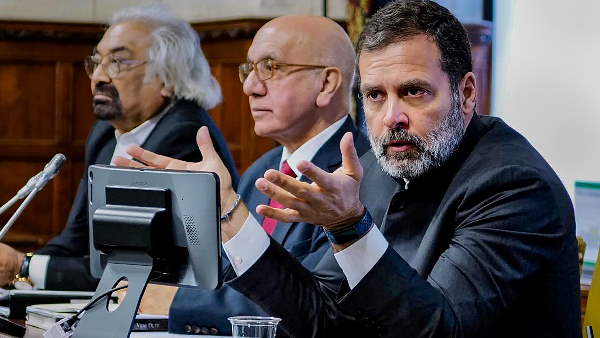 विदेश से लौटे राहुल गांधी