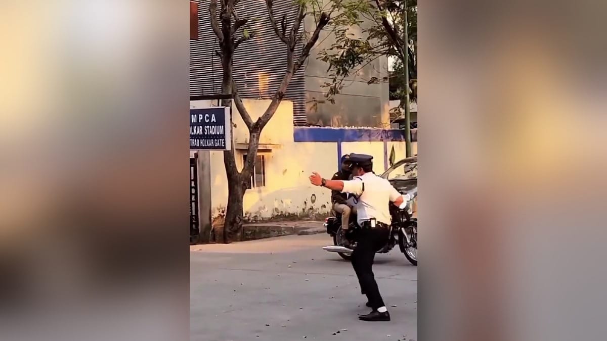 Video सुपर कॉप रंजीत सिंह ने जीता टीम इंडिया का दिल, बस के सामने किया