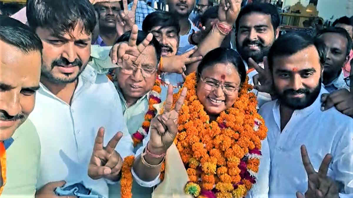 Agra nikay chunav result बीजेपी से हेमलता दिवाकर ने 1 लाख से ज्यादा मतों से की मेयर सीट अपने