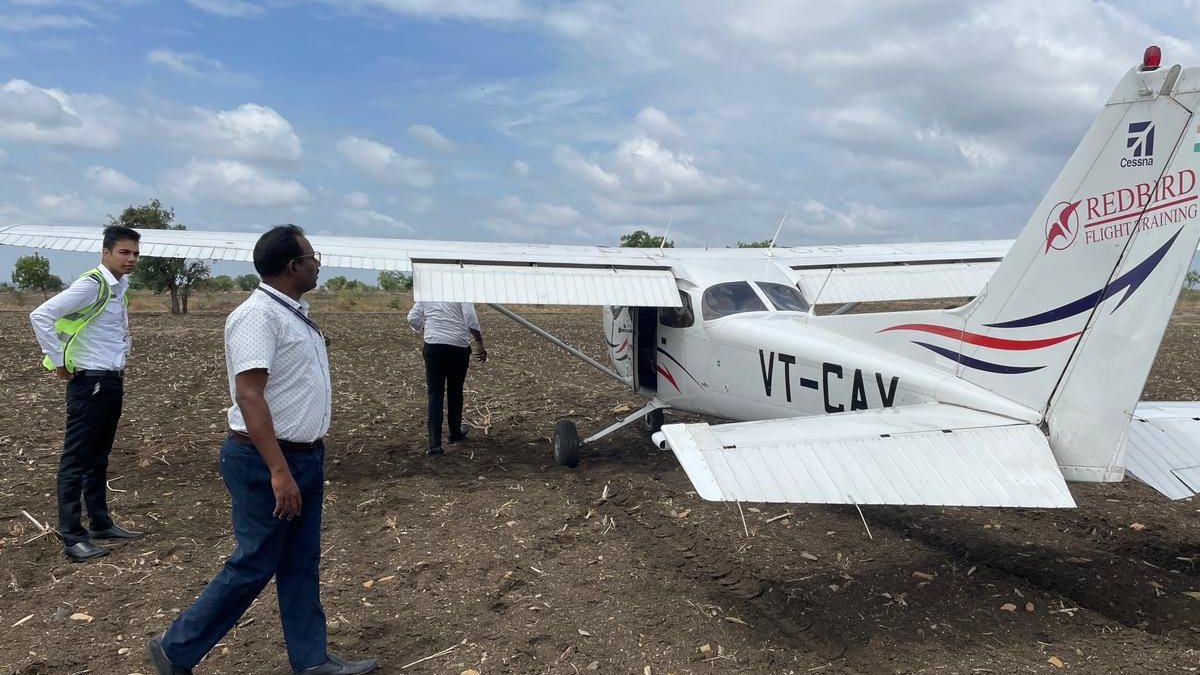 Karnataka ट्रेन‍िंग एयरक्राफ्ट की एक बार फिर इमरजेंसी लैंडिंग, 24 दिन
