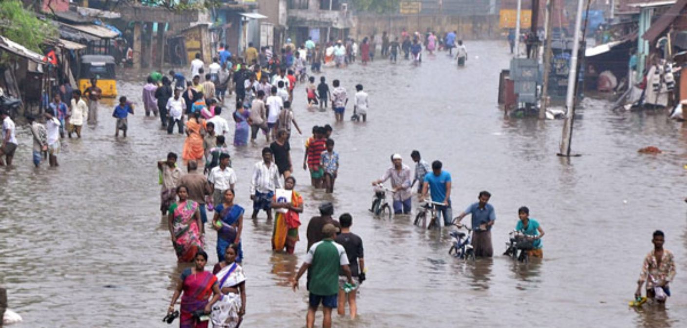 मुंबई में आज भी होगी भारी बारिश, जम्मू- कश्मीर में स्कूल बंद | Weather Live Updates In Hindi: Heavy Rain Expected in many Places, Flood in Assam in Hindi - Hindi Oneindia