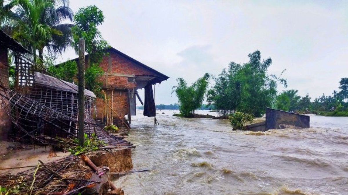 Assam Floods: पानी में डूबा 'असम', आखिर क्यों बार-बार आती है बाढ़? | floods  in assam after heavy rain know the reason why flood hit assam - Hindi  Oneindia