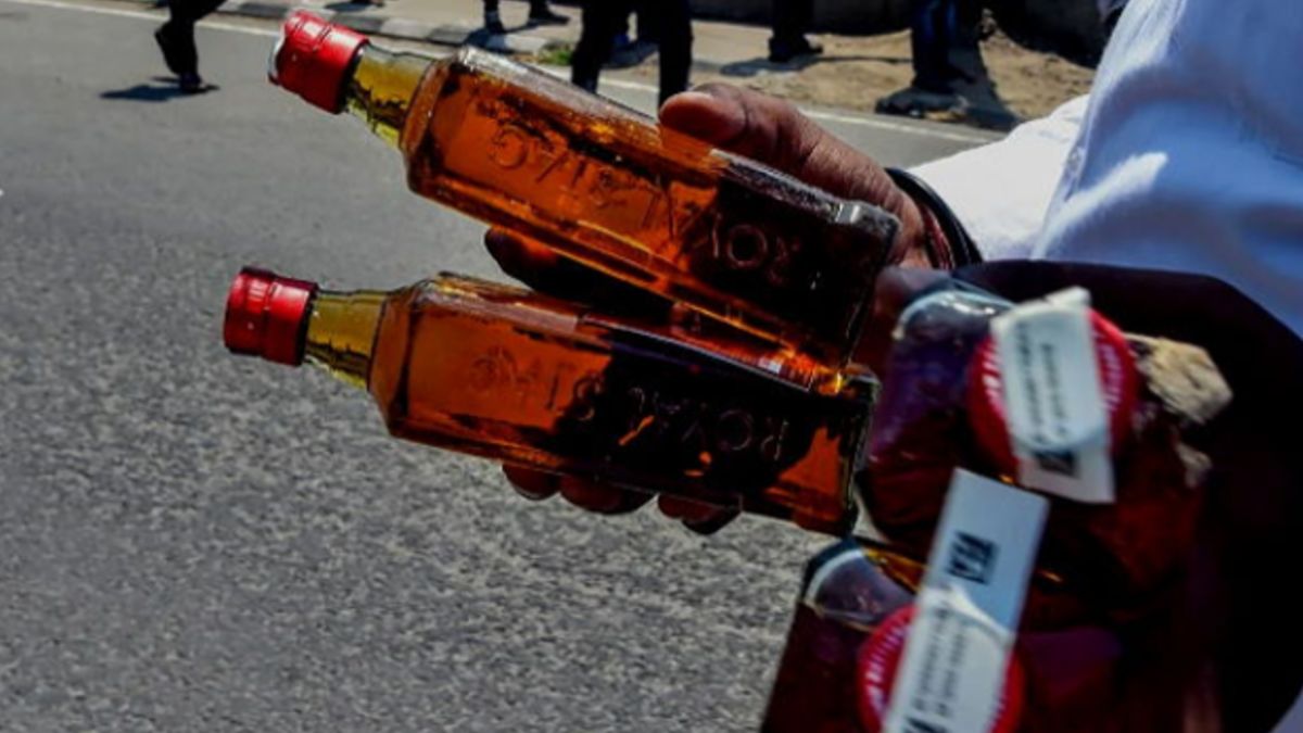 दिल्ली मेट्रो में 2 बोलत शराब ले जाने से पहले पढ़ लें ये जरूरी शर्तें