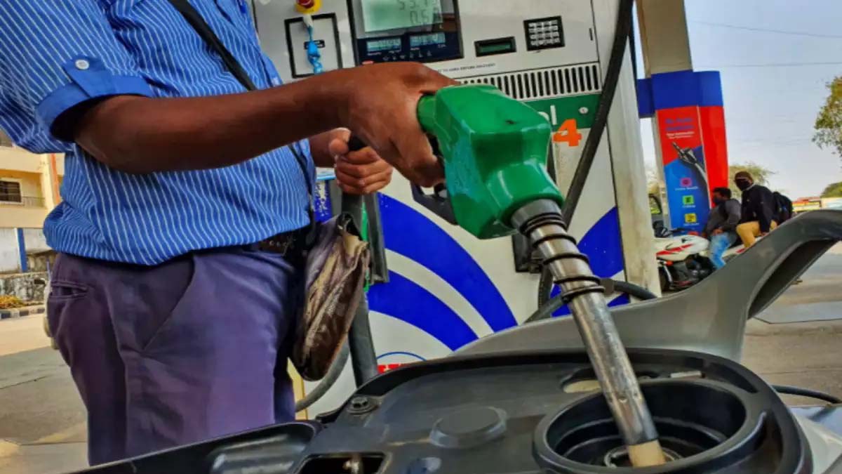 PetrolDiesel Price कच्चे तेल के दाम घटे, जानिए क्या है देश में आज