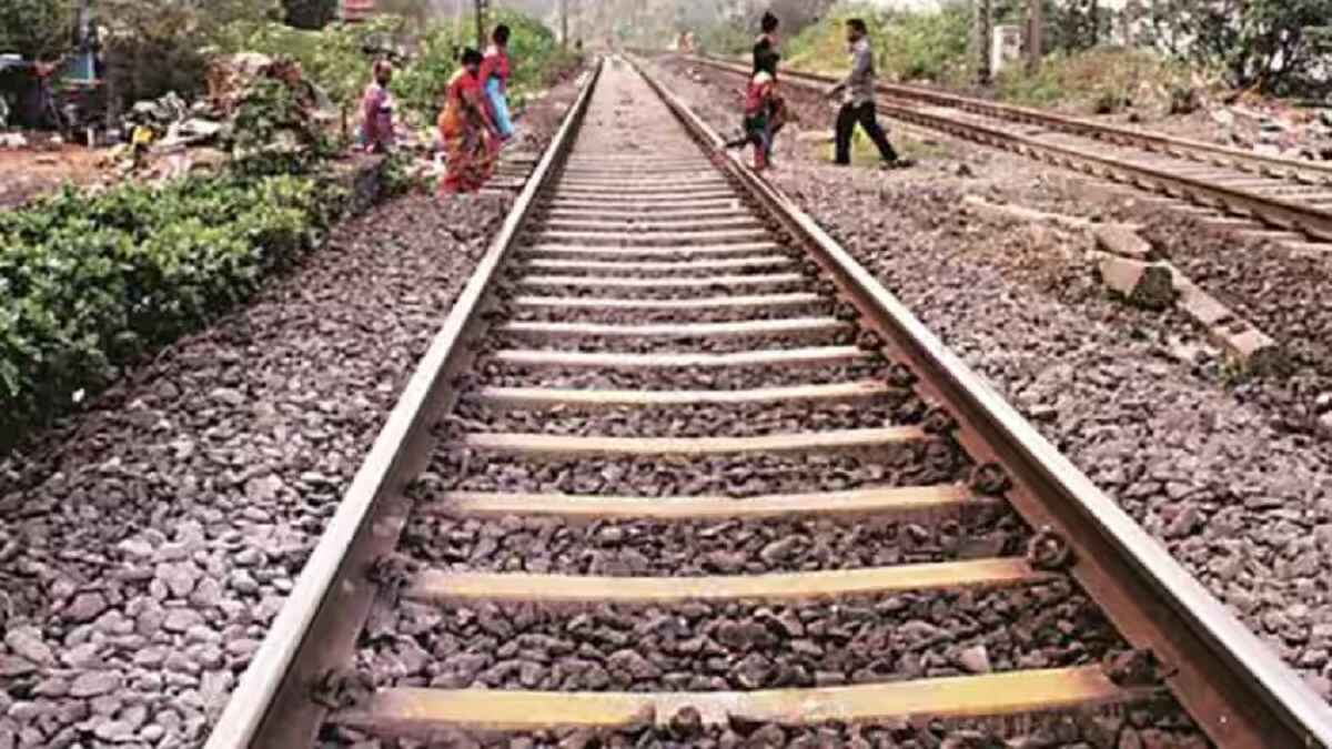 Railway रेलवे ट्रैक के बीच पत्थर क्यों बिछाए जाते हैं? जानिए क्या है
