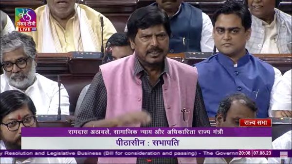 राज्यसभा में अठावले का अनोखा अंदाज, मोदी-शाह की तारीफ में पढ़े कसीदे
