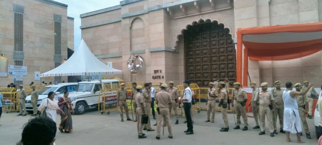 गाड़ियों की आवाजाही पर रोक