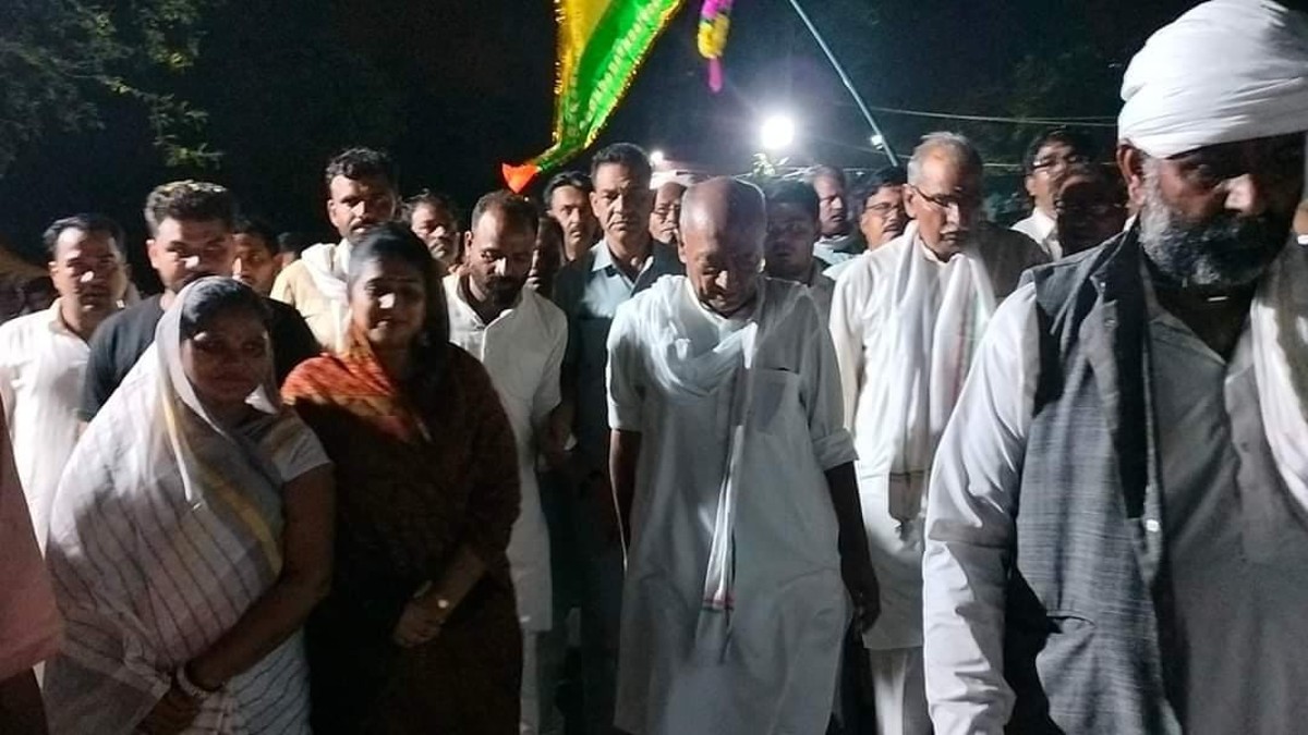 बैरसिया में पूर्व CM दिग्विजय सिंह ने की नंगे पैर 18 KM बरखेड़ी धाम देव