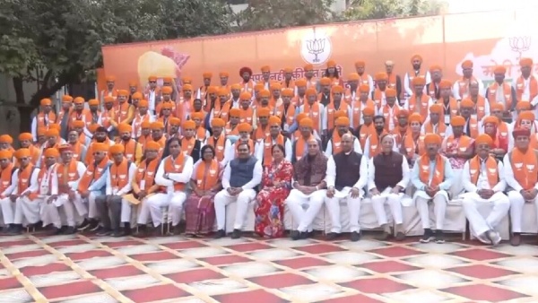 विधायक दल की बैठक से पहले फोटो सेशन