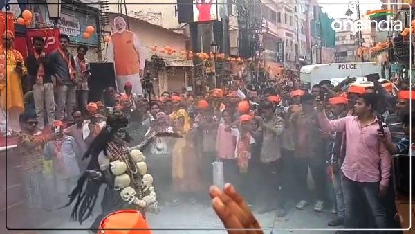 PM Modi Road Show Varanasi: जगह-जगह लगी है लोगों की भीड़