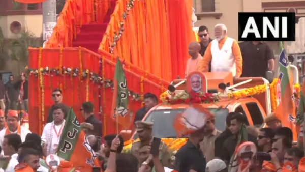 PM Modi Road Show Varanasi: रथ पर सवार हैं प्रधानमंत्री और मुख्यमंत्री