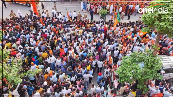 PM Modi Varanasi Road Show Live: पीएम के रोड शो में उमड़ा जन सैलाब