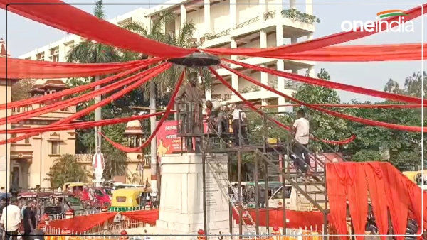 मालवीय प्रतिमा की भव्य सजावट, जगह-जगह बने मंच