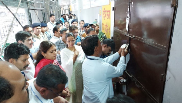 स्ट्रांग रूम का ताला खुला