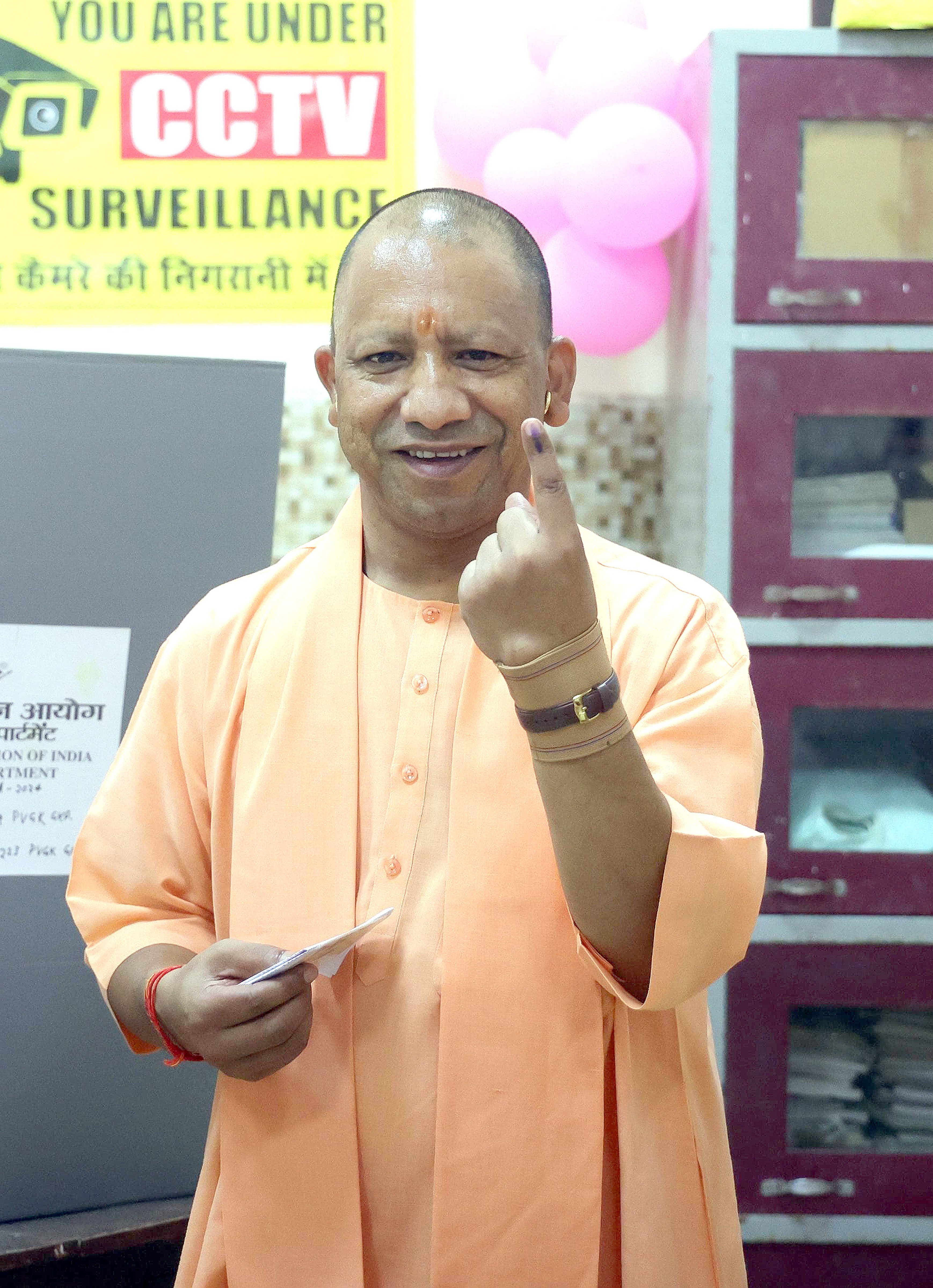 UP Lok Sabha Chunav 2024: CM योगी और रवि किशन की वोट डालते तस्वीर वायरल