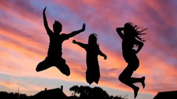 Happy Friendship Day : 'अंधेरों में साथ हमारे हैं', इन दिल छू लेने वाली लाइनों से भरे दोस्ती में प्यार के रंग | Friendship Day 2024 : Touching Poems, messages, shayari to