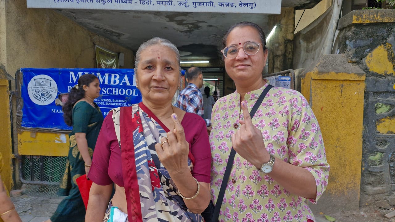Mumbai Election Voting: मुंबई में वोट डालने पहुंची महिलाएं