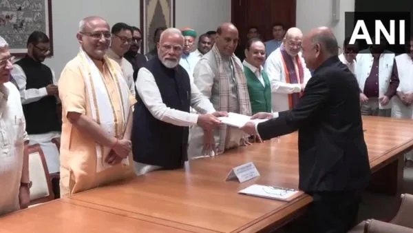 उपराष्ट्रपति पद के लिए राधाकृष्णन ने किया नामांकन