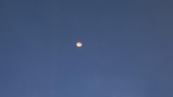 Chandra Grahan 2025 LIVE Update: चंद्रमा धीरे-धीरे लाल हो रहा है