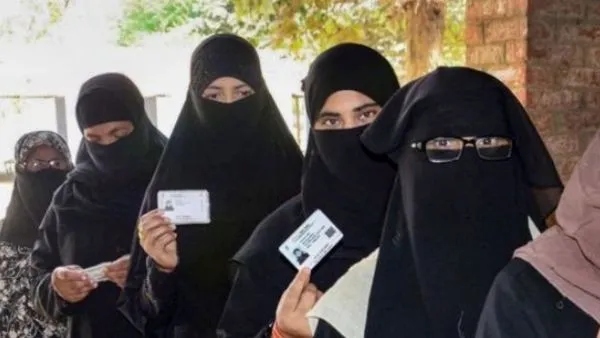 બિહારમાં મતદાન પહેલાં બુરખાધારી મહિલાઓની તપાસ