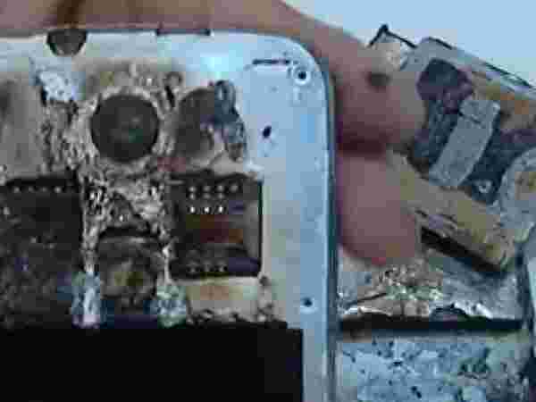 फोन में ब्लास्ट से हुई मौत या फिर कुछ और है वजह?