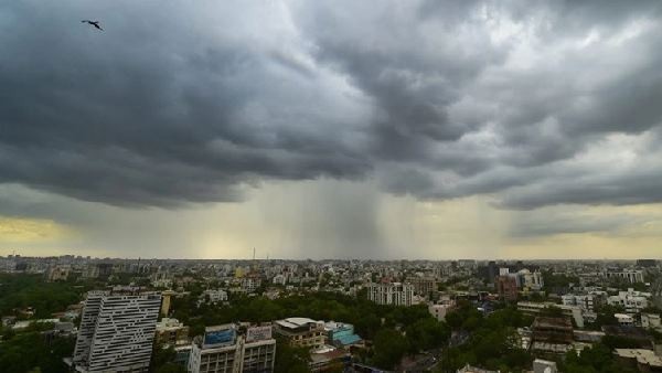हल्की से मध्यम बारिश हल्की से मध्यम बारिश