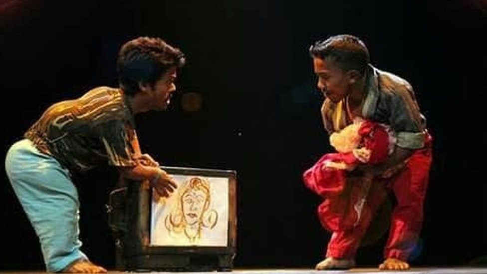 दापून : द मिरर के एक नाटक का दृश्य. दापून : द मिरर के एक नाटक का दृश्य.