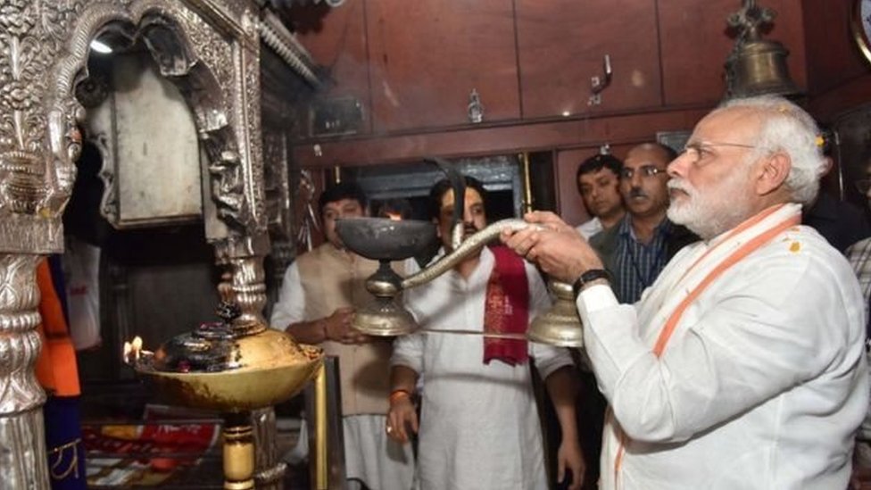 बनारस के विश्वनाथ मंदिर में प्रधानमंत्री नरेंद्र मोदी बनारस के विश्वनाथ मंदिर में प्रधानमंत्री नरेंद्र मोदी