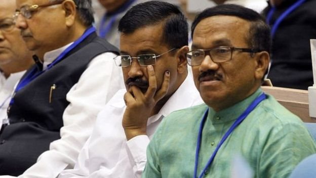 अरविंद केजरीवाल और लक्ष्मीकांत पारसेकर अरविंद केजरीवाल और लक्ष्मीकांत पारसेकर