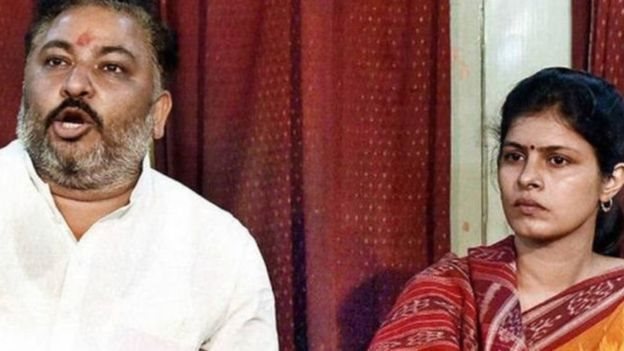 दयाशंकर सिंह पत्नी स्वाति सिंह के साथ दयाशंकर सिंह पत्नी स्वाति सिंह के साथ