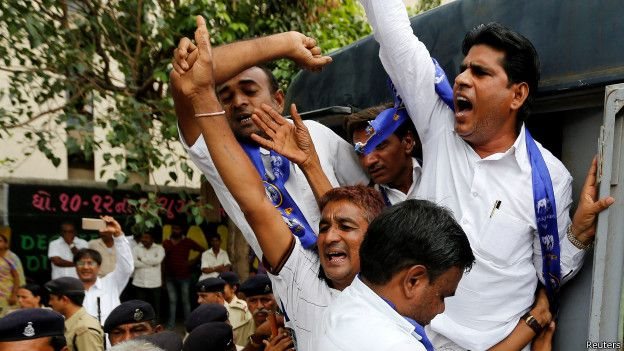 बसपा कार्यकर्ताओं का प्रदर्शन बसपा कार्यकर्ताओं का प्रदर्शन