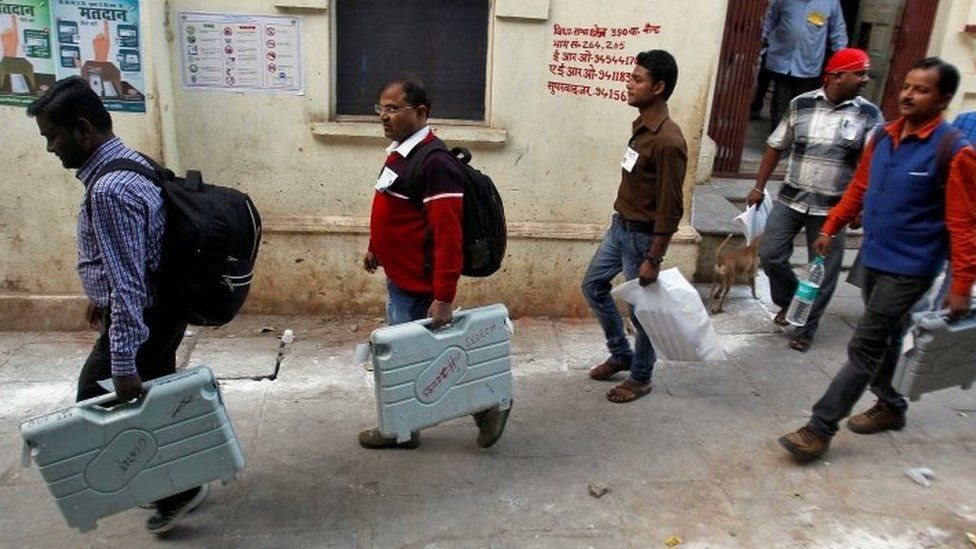 ईवीएम ले जाते चुनाव कर्मी ईवीएम ले जाते चुनाव कर्मी