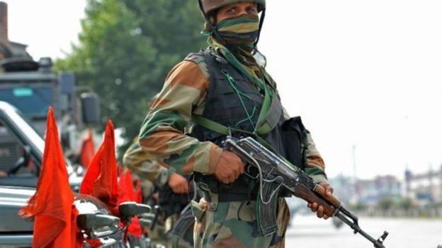 कश्मीर में तैनात जवान कश्मीर में तैनात जवान