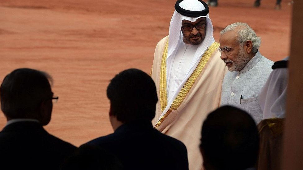 नरेंद्र मोदी- अबू धाबी के सुल्तान के साथ नरेंद्र मोदी- अबू धाबी के सुल्तान के साथ