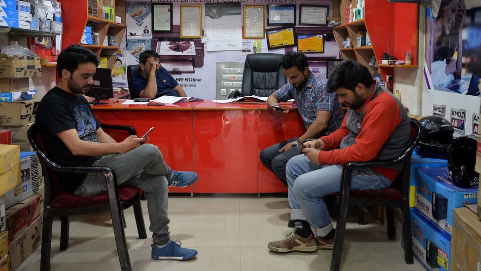 मोबाइल इस्तेमाल करते नौजवान मोबाइल इस्तेमाल करते नौजवान