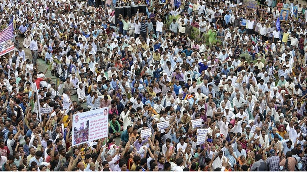 गुजरात के ऊना में चार दलितों की पिटाई के बाद विरोध प्रदर्शन गुजरात के ऊना में चार दलितों की पिटाई के बाद विरोध प्रदर्शन