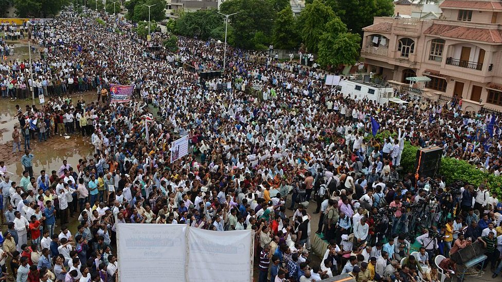 गुजरात के ऊना में चार दलितों की पिटाई के बाद विरोध प्रदर्शन गुजरात के ऊना में चार दलितों की पिटाई के बाद विरोध प्रदर्शन