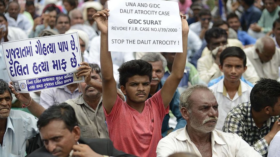 गुजरात के ऊना में चार दलितों की पिटाई के बाद विरोध प्रदर्शन गुजरात के ऊना में चार दलितों की पिटाई के बाद विरोध प्रदर्शन