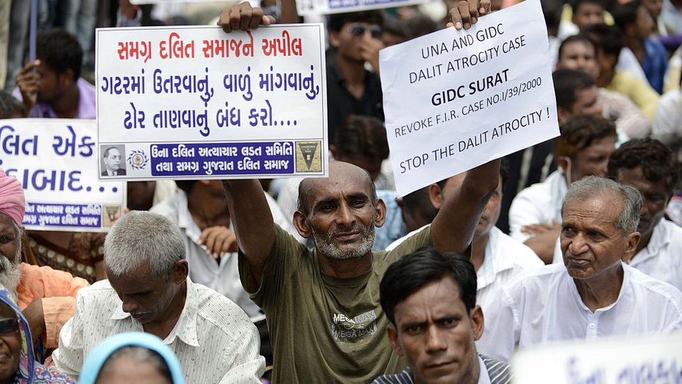 गुजरात के ऊना में चार दलितों की पिटाई के बाद विरोध प्रदर्शन गुजरात के ऊना में चार दलितों की पिटाई के बाद विरोध प्रदर्शन