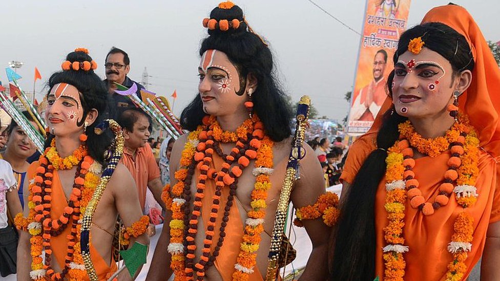 राम, सीता और लक्ष्मण के भेष में कलाकार राम, सीता और लक्ष्मण के भेष में कलाकार