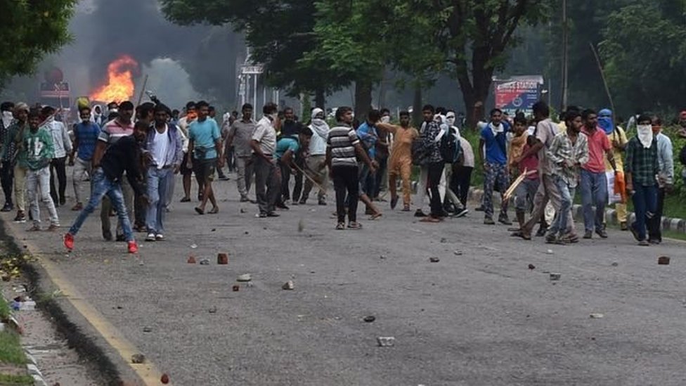 हिंसक प्रदर्शनकारी हिंसक प्रदर्शनकारी