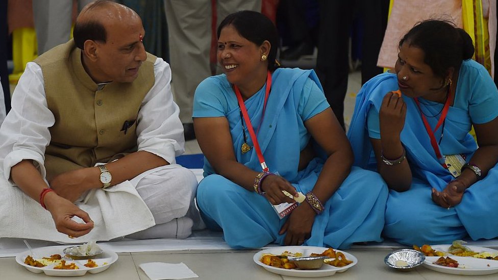 दलितों के साथ छुआछूत के विरोध में गृह मंत्री राजनाथ सिंह दलितों के साथ छुआछूत के विरोध में गृह मंत्री राजनाथ सिंह