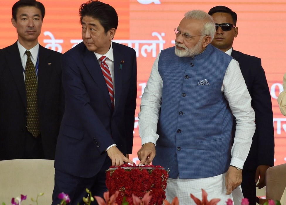 बुलेट ट्रेन प्रोजेक्ट के शिलान्यास के लिए बटन दबादे मोदी और आबे. बुलेट ट्रेन प्रोजेक्ट के शिलान्यास के लिए बटन दबादे मोदी और आबे.