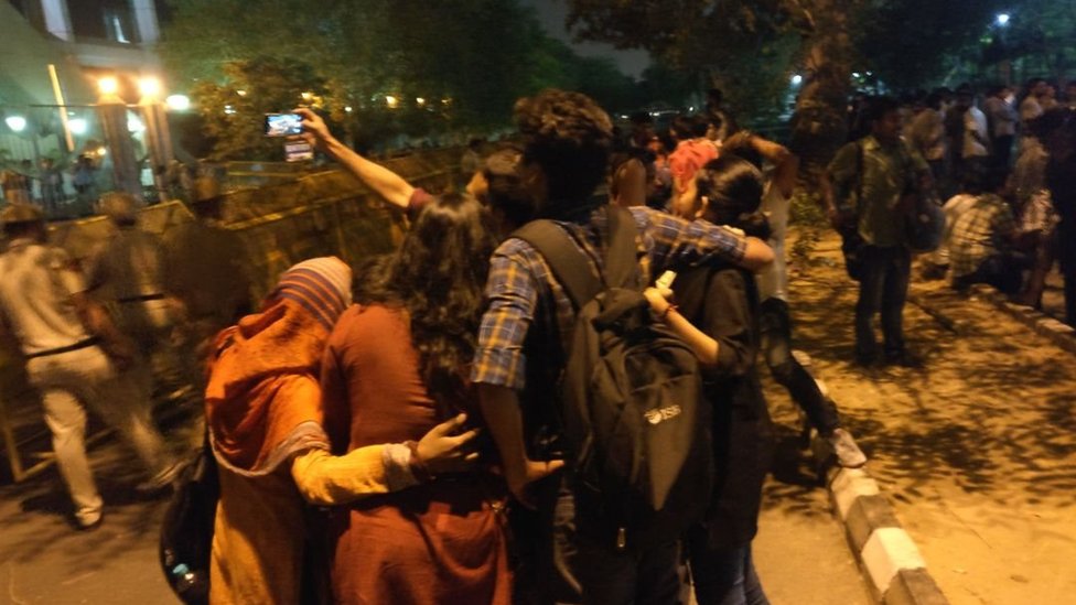 प्रदर्शनकारी छात्र प्रदर्शनकारी छात्र