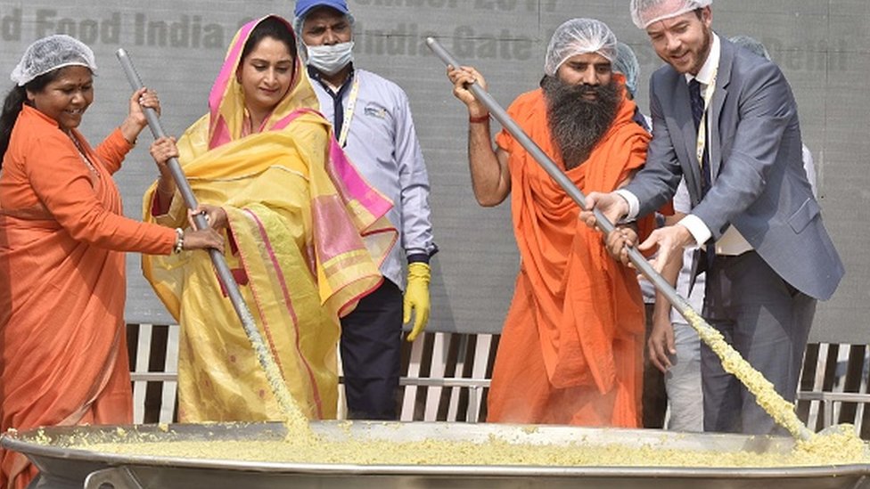 दिल्ली में 900 किलो से अधिक बनी थी खिचड़ी दिल्ली में 900 किलो से अधिक बनी थी खिचड़ी