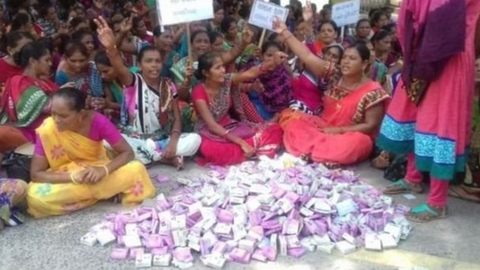 प्रदर्शन करती महिलाएं प्रदर्शन करती महिलाएं