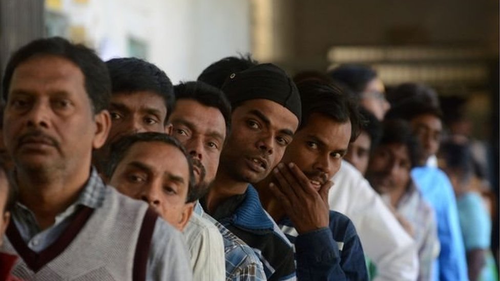 वोटिंग का इंतज़ार करते लोग वोटिंग का इंतज़ार करते लोग