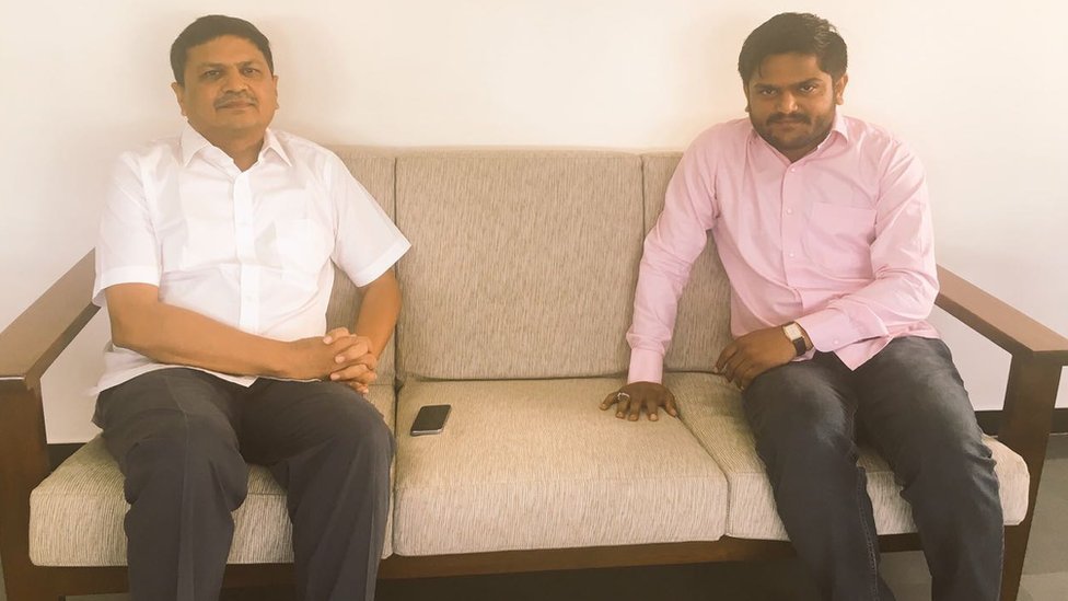 खोडलधाम संस्थान के चेयरमैन नरेश पटेल के साथ हार्दिक पटेल खोडलधाम संस्थान के चेयरमैन नरेश पटेल के साथ हार्दिक पटेल